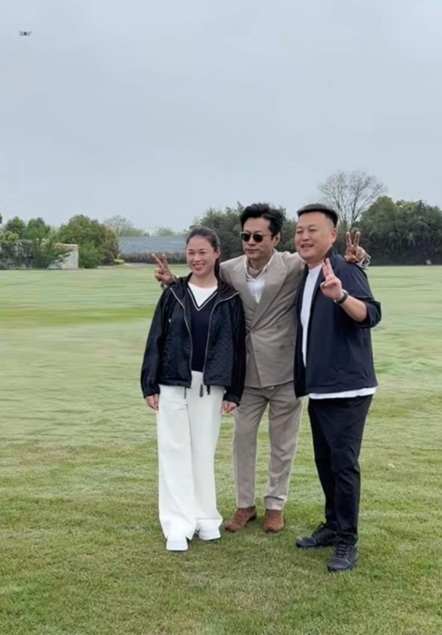 她穿着T恤牛仔裤就去了全球发布会。周围是礼服红毯和千万粉丝的网红，她像走错片场