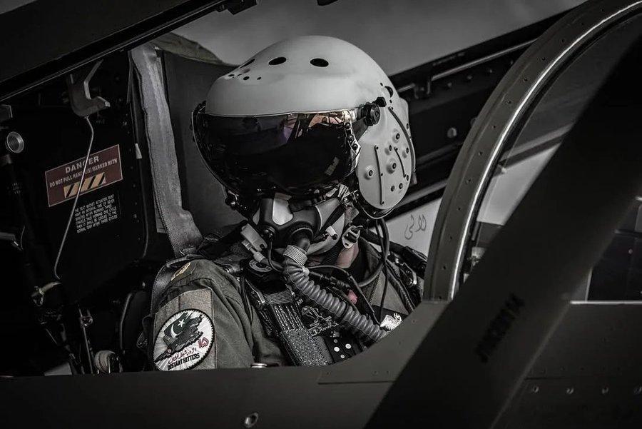 2025年流出的几段巴基斯坦空军J-10CE座舱短片显示，飞行员已换装中国