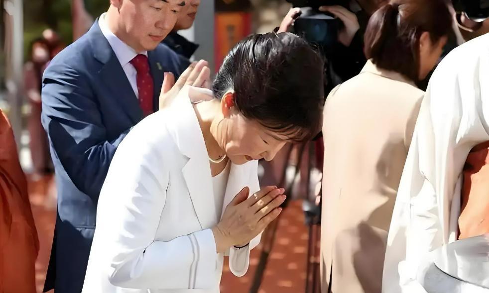 73岁的韩国前总统朴槿惠奋斗几十载，终于把自己过成了一个普通老太太。出生于19