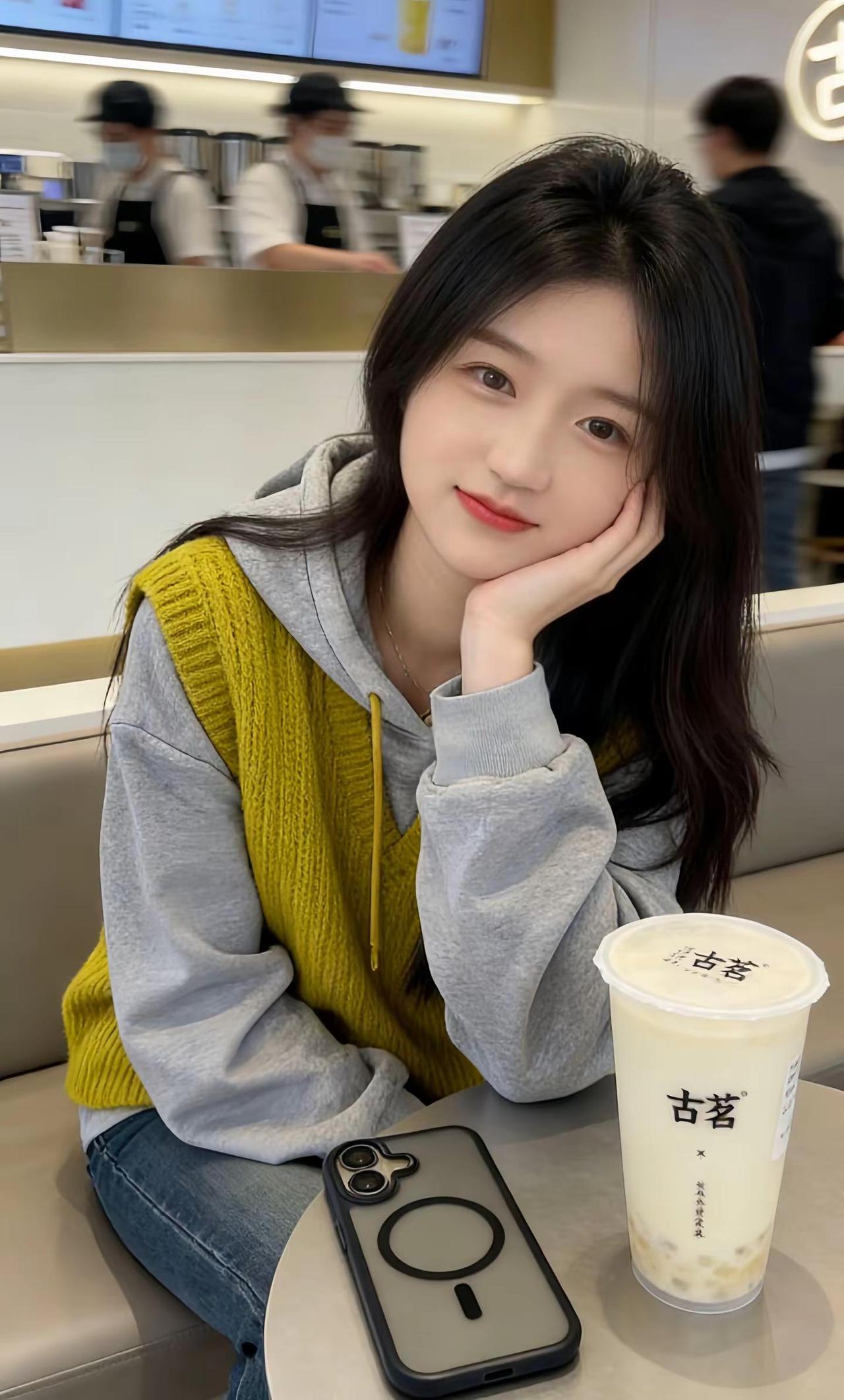 奶茶店的后背杀+鬼脸暴击。古茗探店日常｜后背是慵懒，转头是调皮，奶茶是标配～穿搭