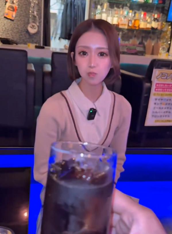 日本大阪一间酒吧最近火了，实在是太低俗了！一名年轻女店员在抖音上传了一段"特色
