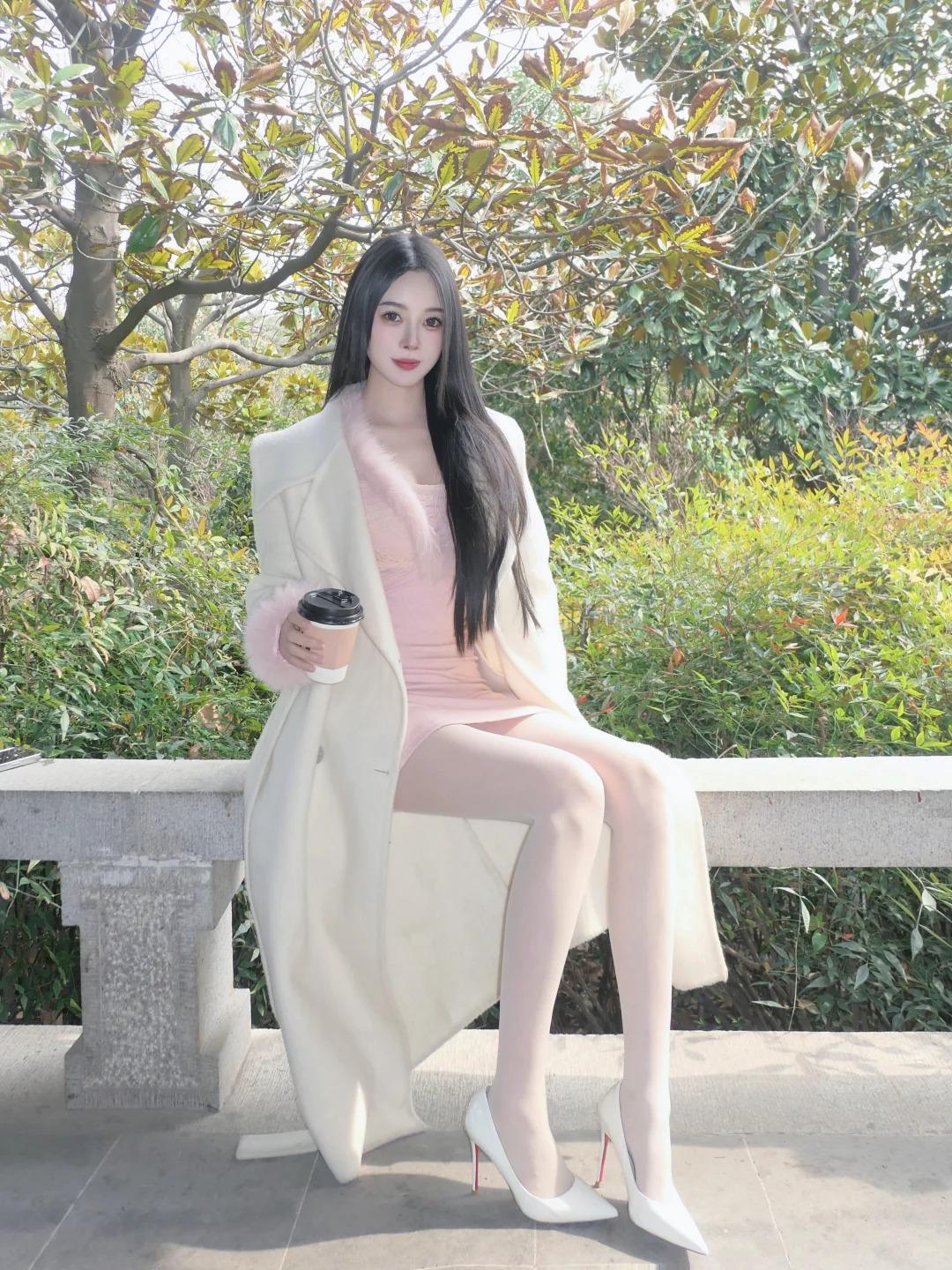 记录我的2026春日暖阳里，女友这身搭配太戳人！简约大气的白色大衣轻盈软糯，自带