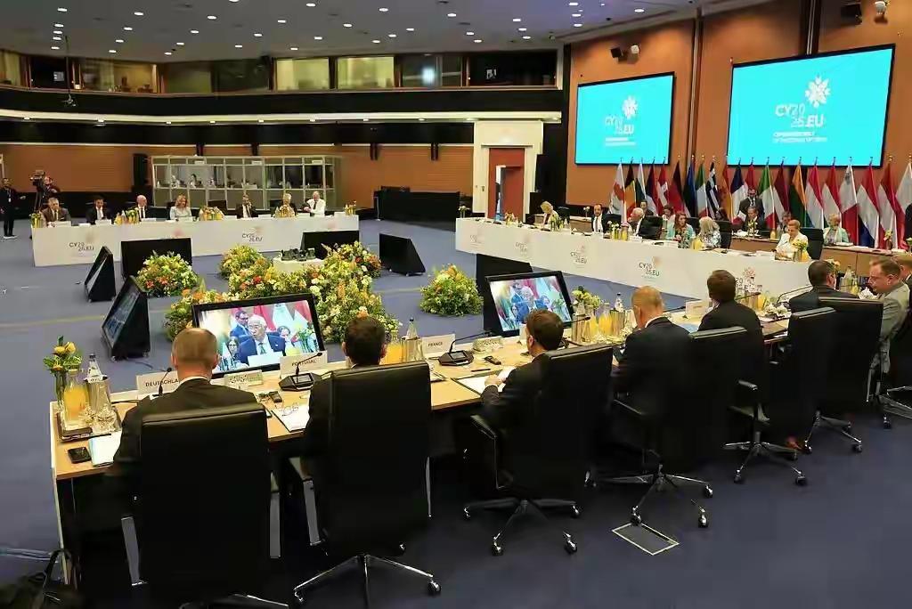 这真是一个天大的讽刺。在欧尔班败选被踢出去后，欧盟开会，第