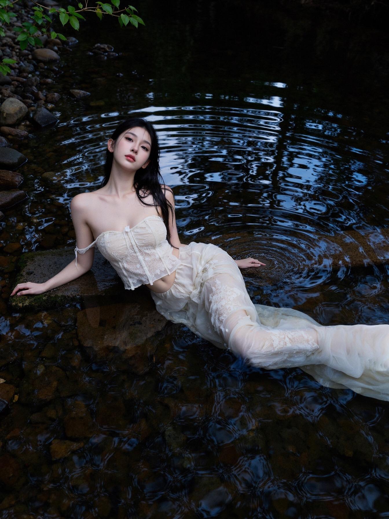 溪水褪去我所有的不安。