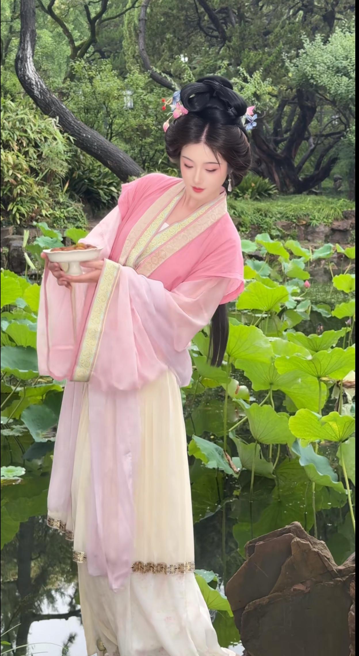 6.29-7.5周运：摩羯座你的感情生活将蓬勃发展。闪闪发光、热情的木星在这