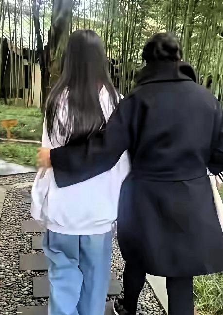 张兰和孙女成都牵手，谣言不攻自破成都公园有人拍到张兰，和她孙女玥儿一起，牵着手