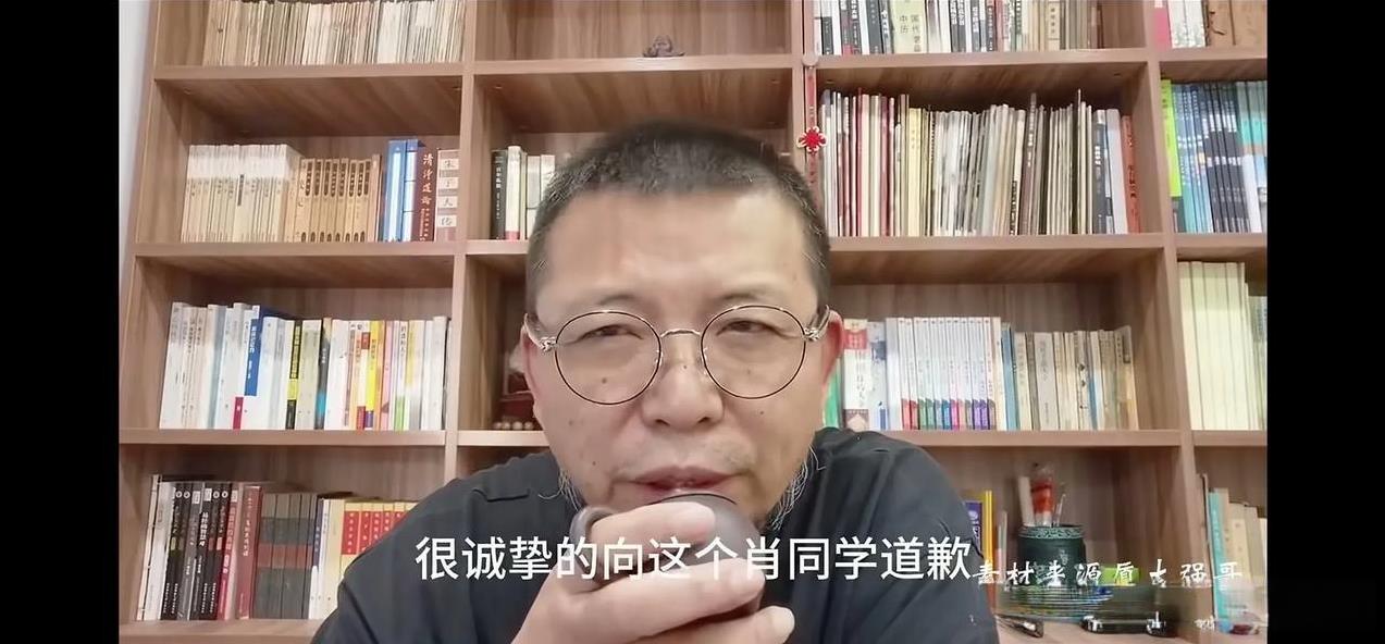 全网首个向武汉图书馆性骚扰事件男主肖同学的道歉来了！一个视频，检讨当年掺合批评肖