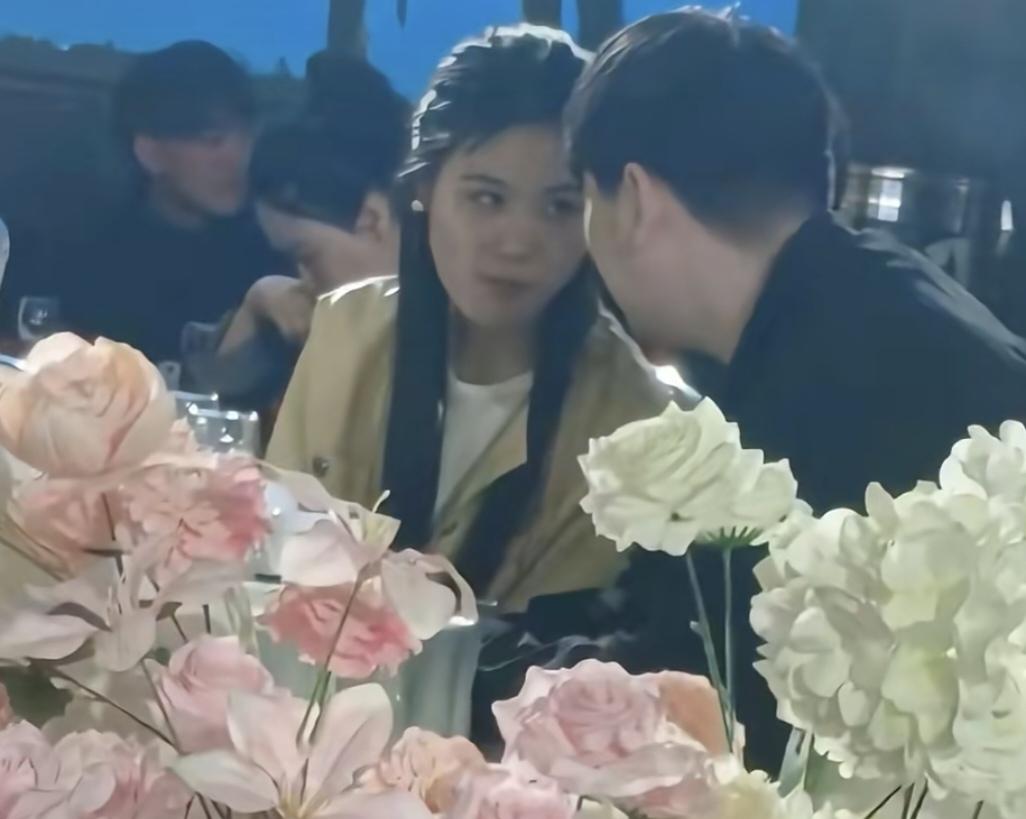 大衣哥儿子朱小伟和儿媳妇陈萌一起出席朋友婚礼：婚礼期间，俩人聊得热乎。早听说朱小