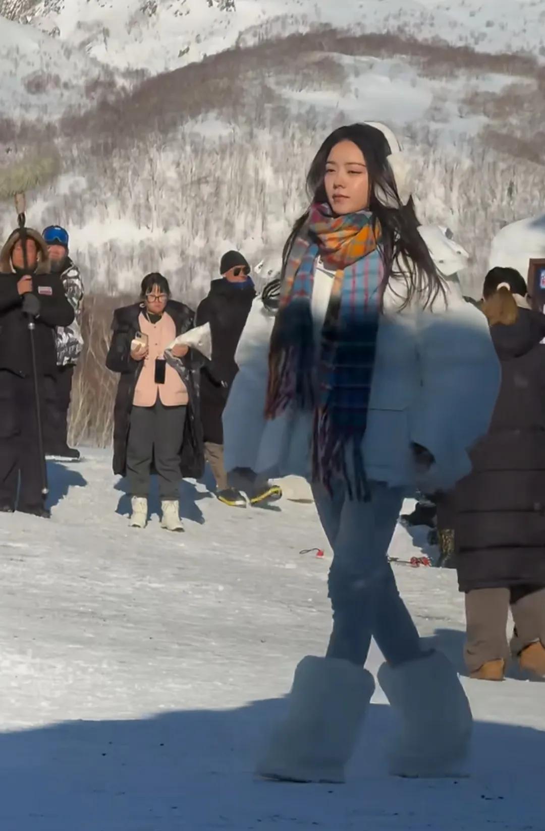 长白山西坡偶遇女演员赵今麦这身穿搭好可爱啊赵今麦年龄很小才二十二岁但是却长