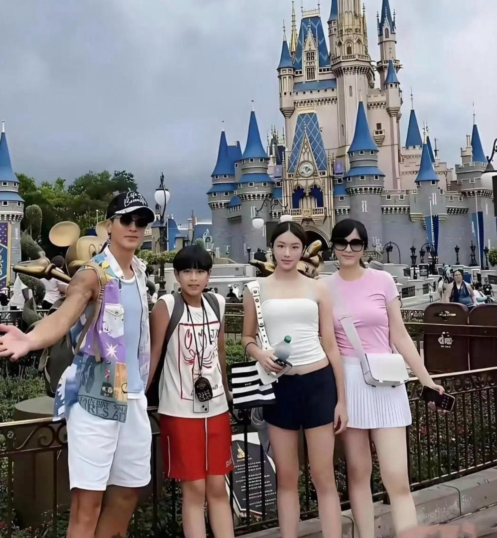 吴尊一家颜值真高，这基因也太不错了吧！​