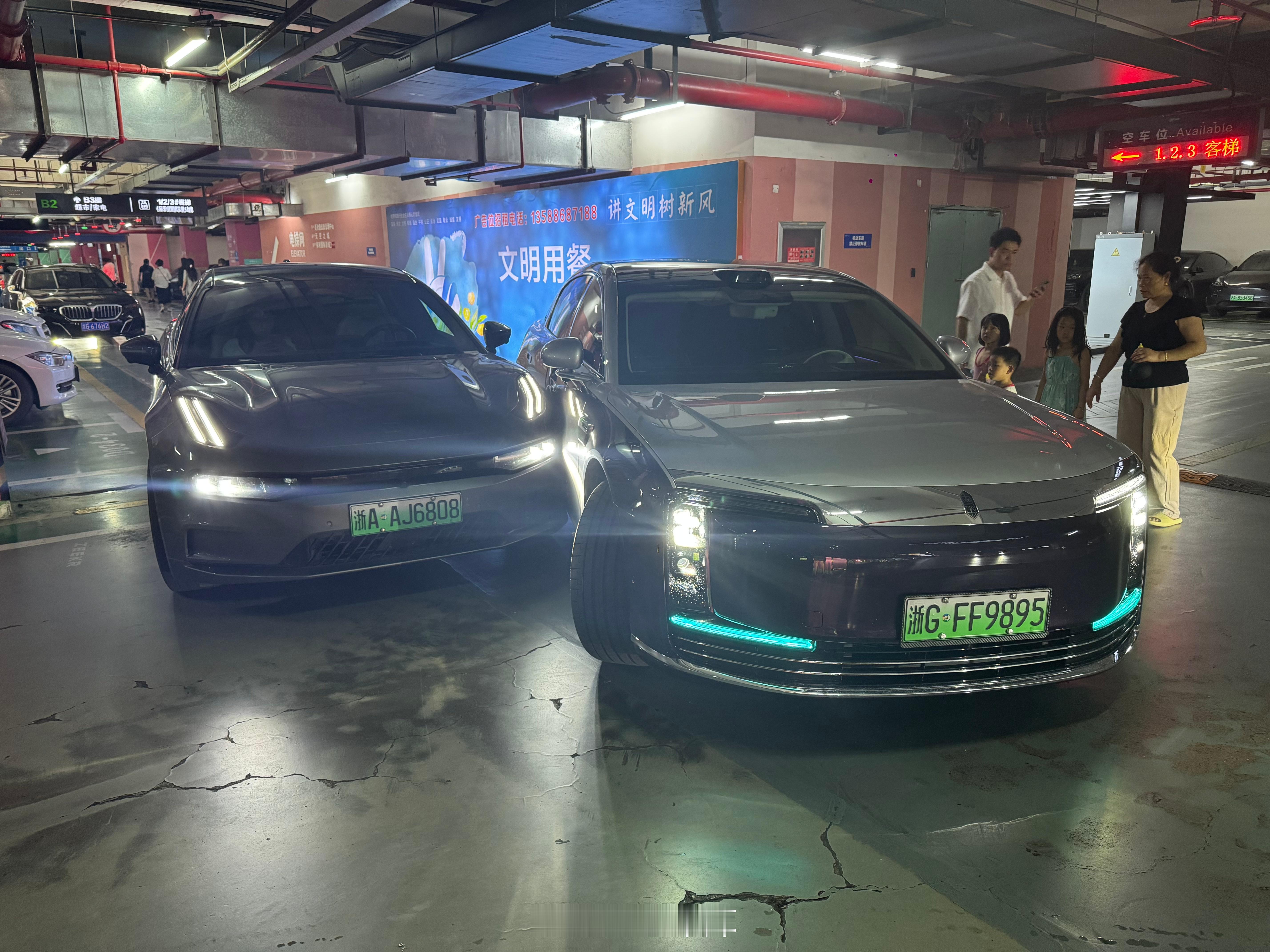 来自我们社群的消息，一辆处于辅助驾驶中的尊界S800撞了一辆极氪，照片里尊界