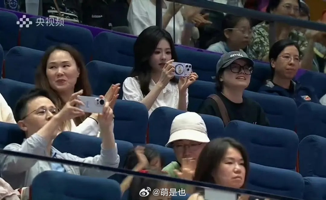 白鹿观看艺术体操比赛的偶遇图，感觉她上跑男真没必要花几w做那么花的造型