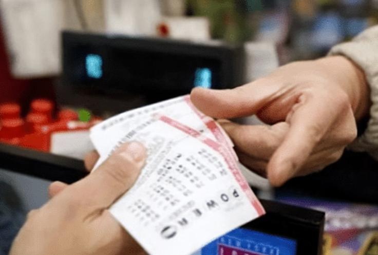 每次路过彩票店，看到门口挂着“本站喜中500万”的大红横幅，再看看手里捏着的2块