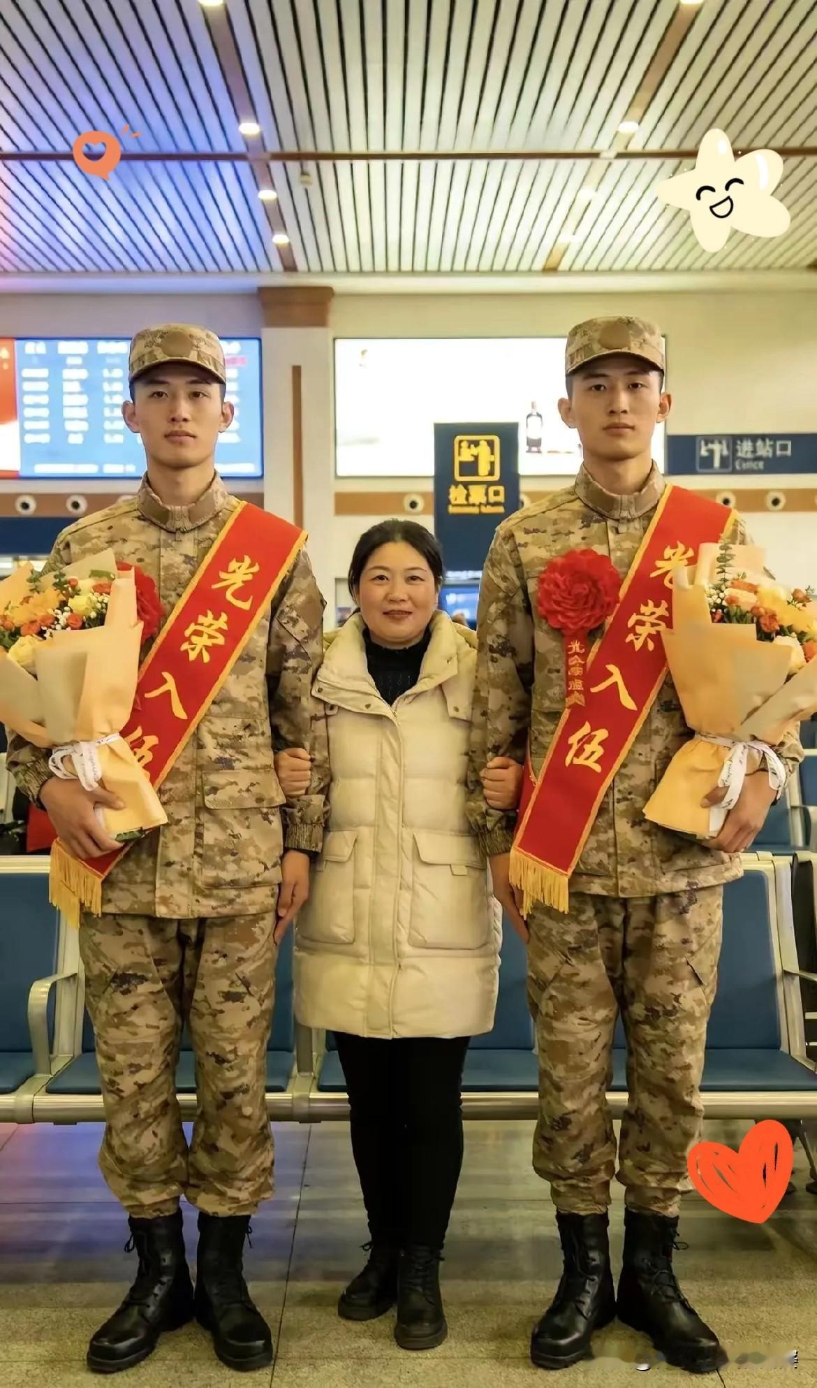 双胞胎新兵一同入伍，妈妈站在两个儿子中间定格瞬间，这一幕看一眼就忍不住心头滚烫！