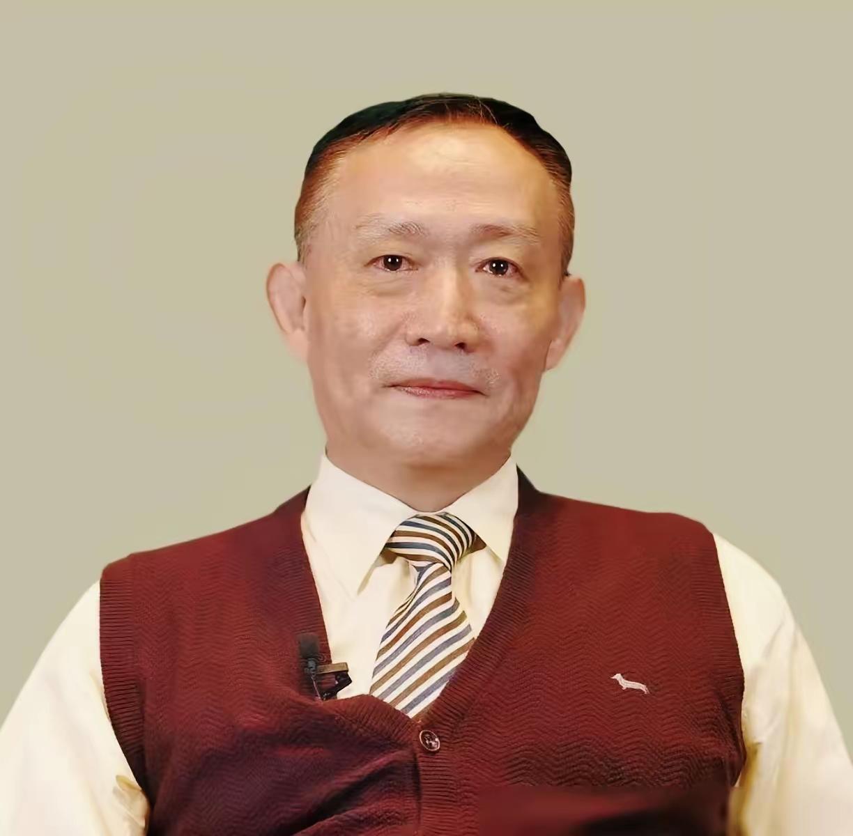 现在的专家，张嘴闭嘴就是产业升级、张嘴闭嘴就是产业升级、人工智能，恨不得明天就把