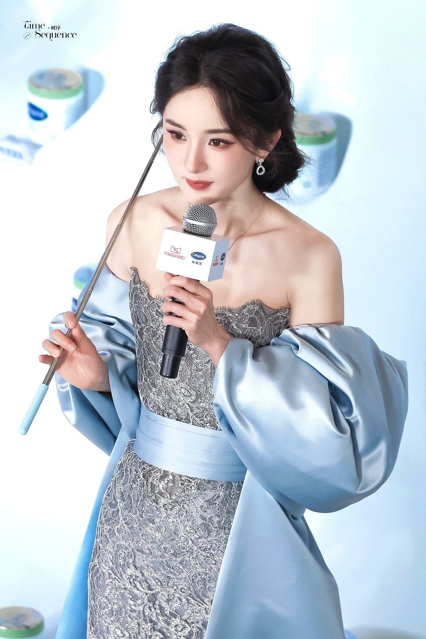 杨幂抹胸礼裙将肩颈线条勾勒得恰到好处，弧度优美又不失精致，尽显优雅的女性魅力。