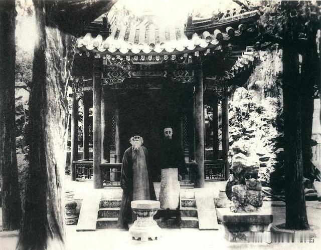 这张摄于1924年4月20日的合影定格了御花园四神祠前，54岁的泰戈尔与18岁的