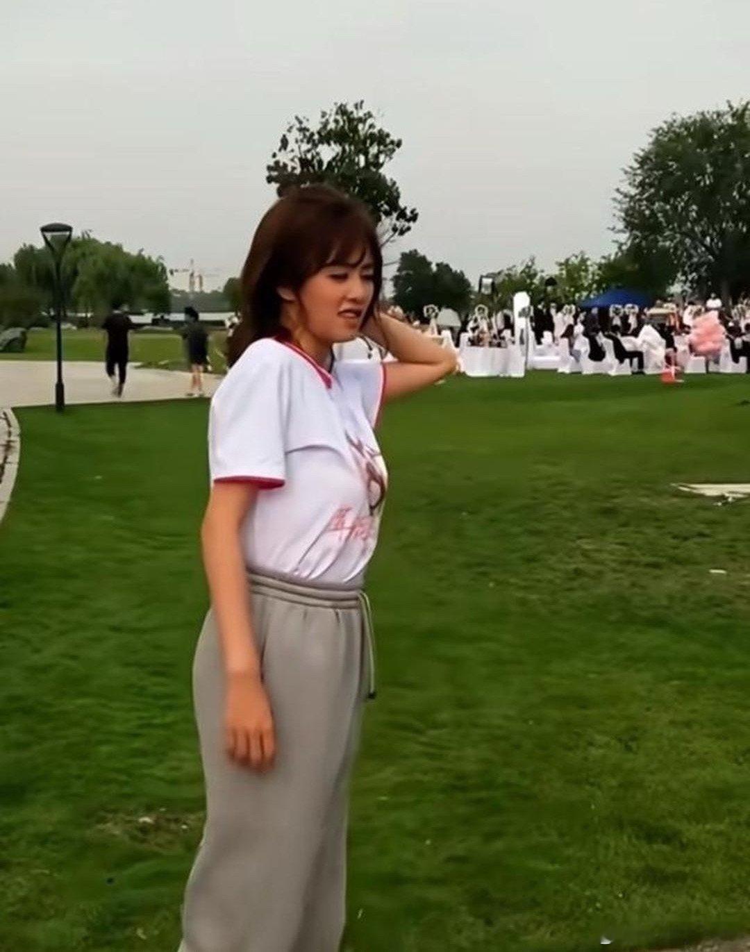 白鹿早几年还在淘宝挂过模特链接，2014年前后接些服饰小店拍摄活儿，一天跑好几家