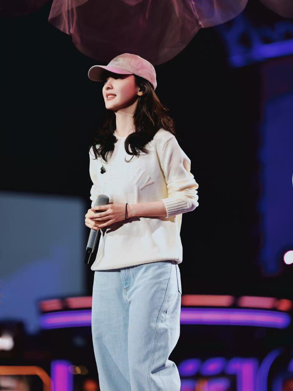 张凌赫章若楠彩排牵手了章若楠～～章若楠章若楠