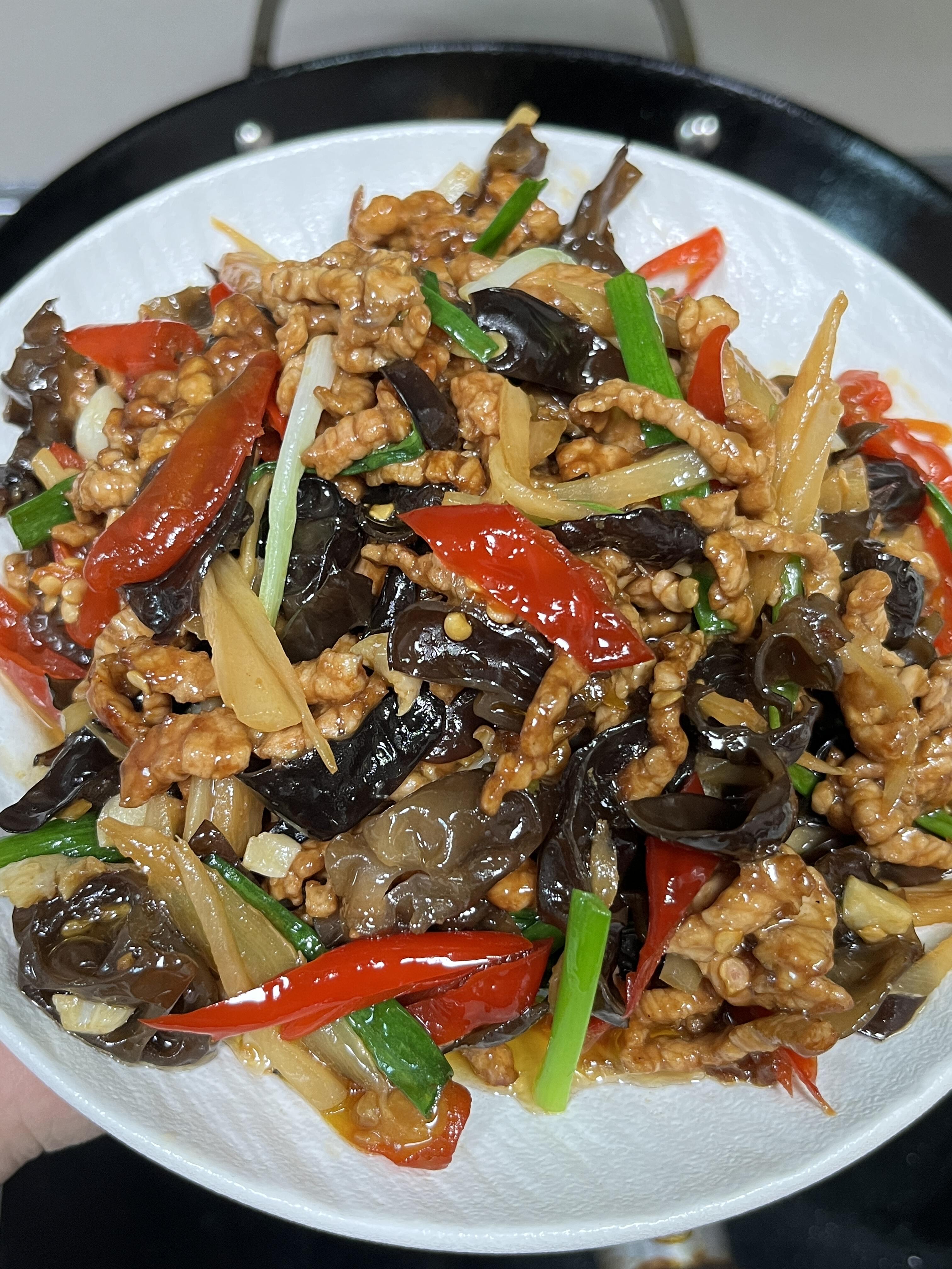 好吃是好吃，就是有点太费米饭啦～泡椒木耳肉丝，真的好吃到破防啦！！泡椒的香辣