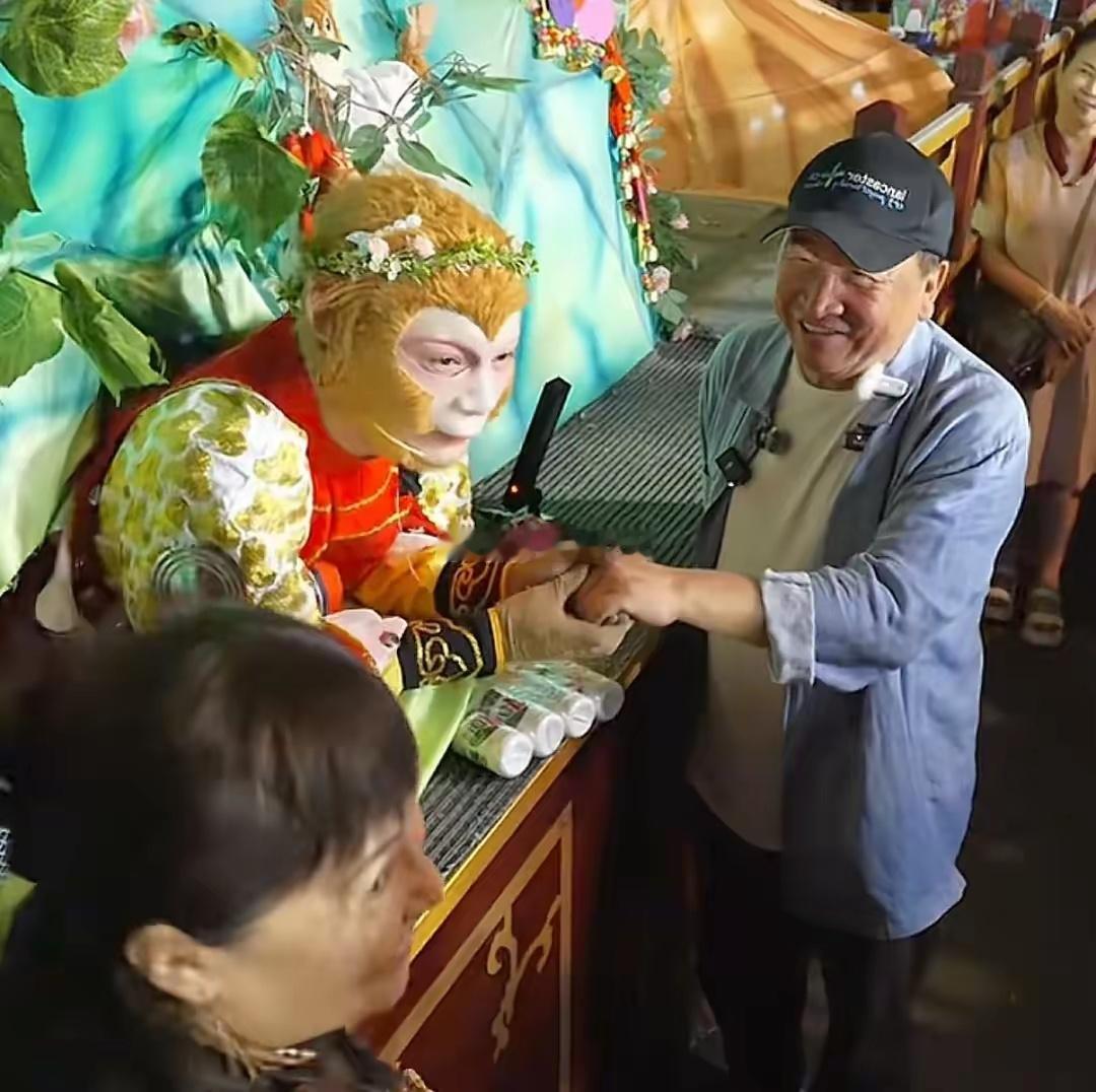 姜昆和巩汉林夫妇同游长春，74岁比巩汉林还显年轻晚年生活好滋润​​​