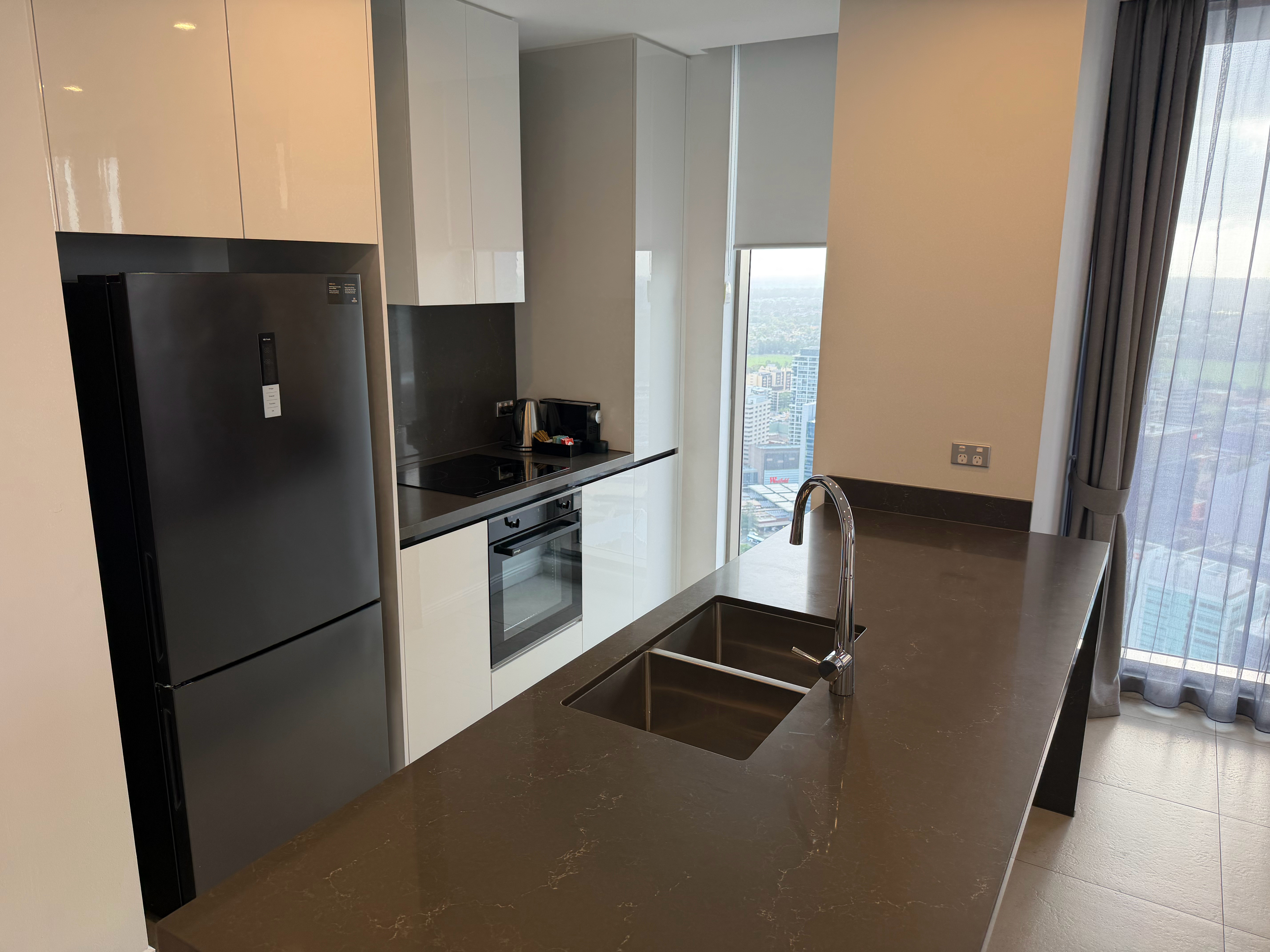 大概属于悉尼中环，夜景挺无敌的我看了下，附近100p的公寓，套内面积也就400w