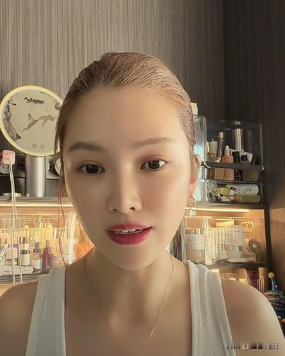 杜淳的妻子王灿。很多人熟悉她，是通过综艺《婆婆和妈妈》走入大众视野。那时候大家看