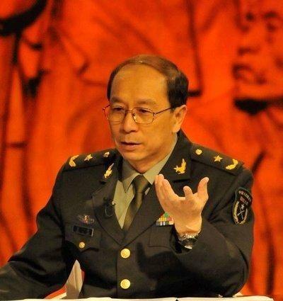 一次，记者曾问金一南：“为什么英国宁愿归还富得流油的香港，却以损失6艘军舰、10