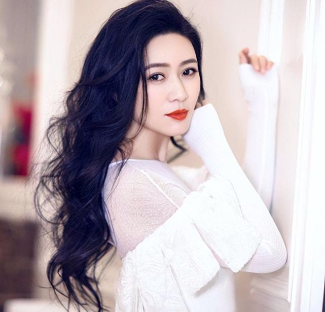 富商徐明在狱中病逝之后，遗孀田海蓉没有选择改嫁，独自将爱女抚养长大，对于丈夫留下