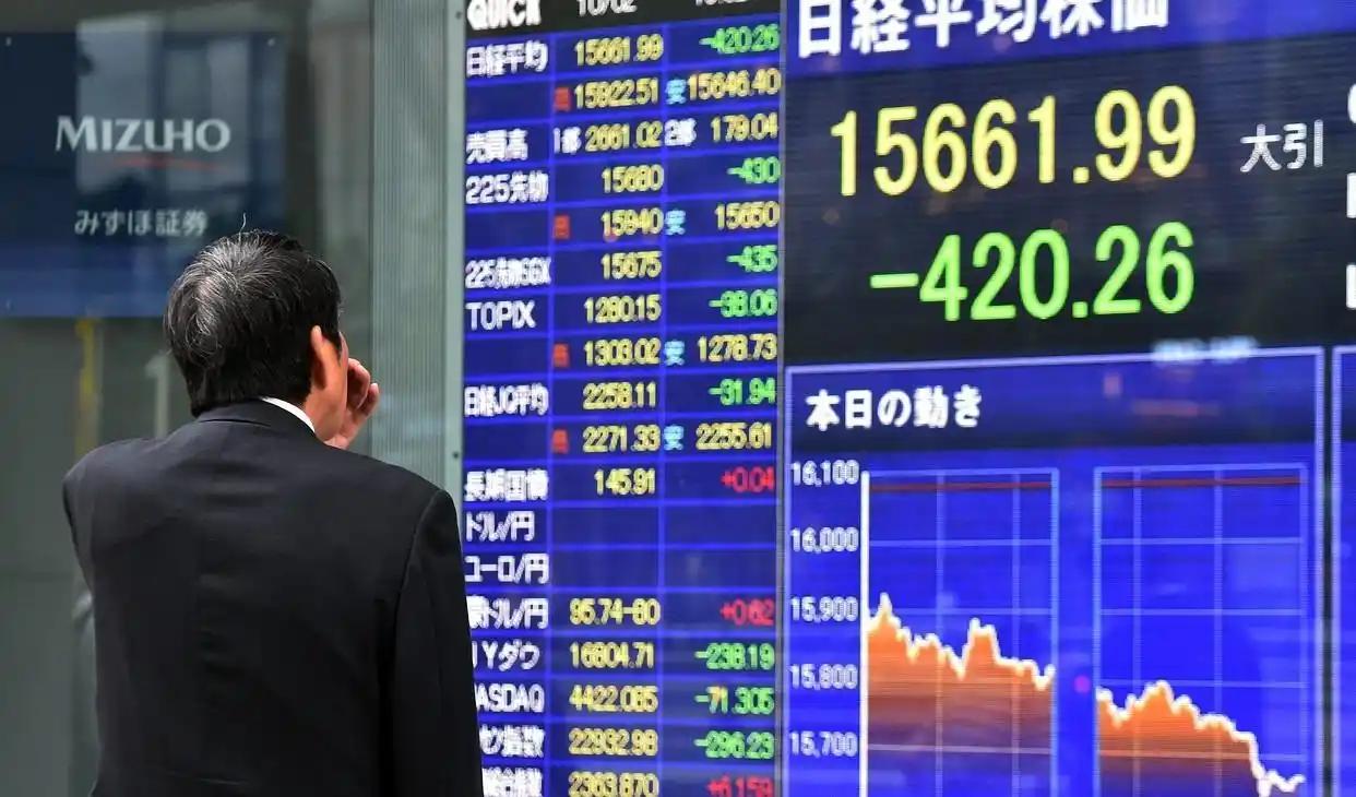 日本崩溃速度让全世界目瞪口呆！海外社媒直接评价：日本已经进入“坠落倒计时”。作为