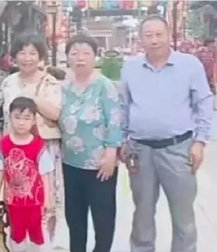 小蛋糕是不是老杜的外孙，记得张献春不止一次地解释过，她称是策堂姐弟弟的孩子，是和