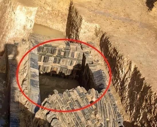 1955年，苏州市园林局为了清理虎丘剑池，把池子里的水全抽干了！不料，就在清