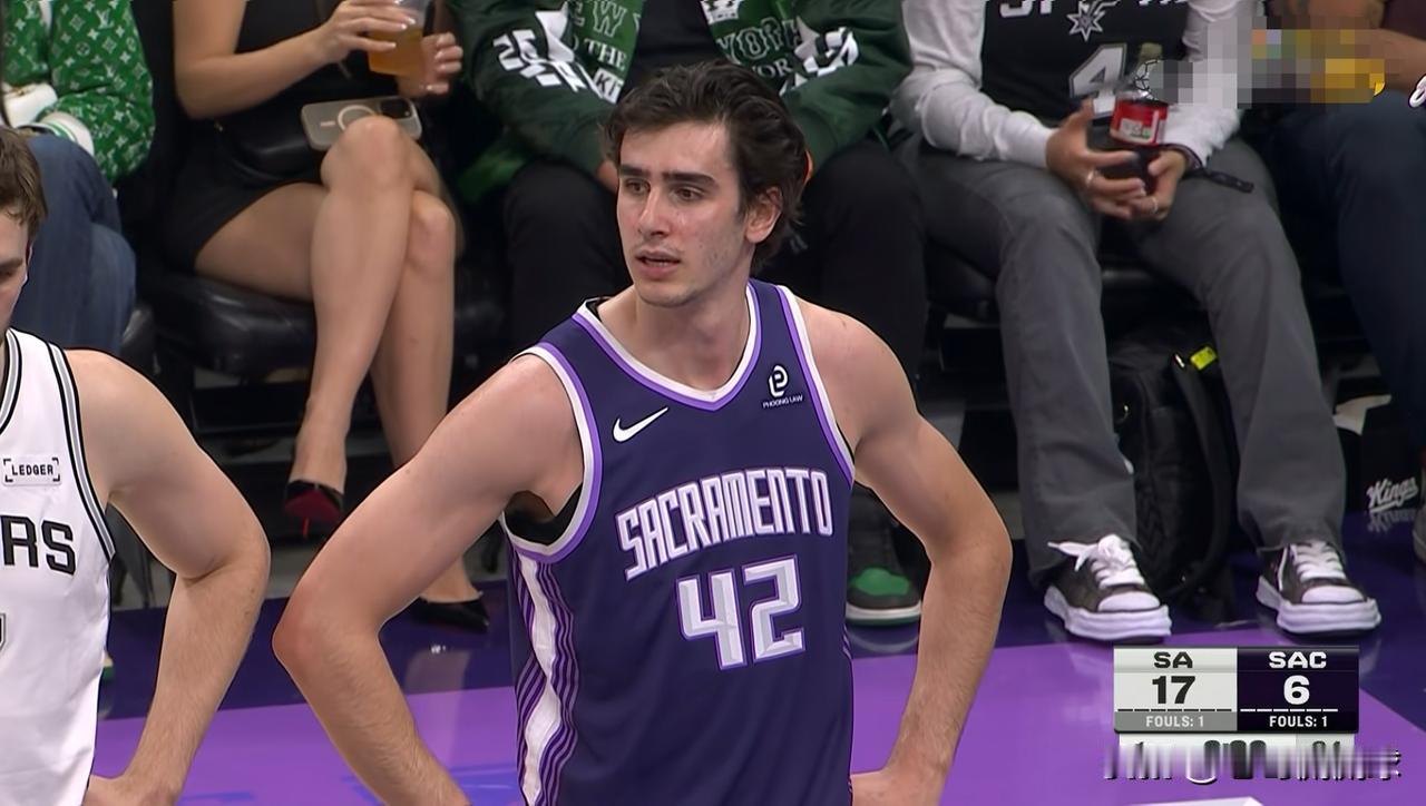 国王新秀雷诺真是杀红眼了！虽然今天国王在主场以104：132惨败于马刺，但是小将