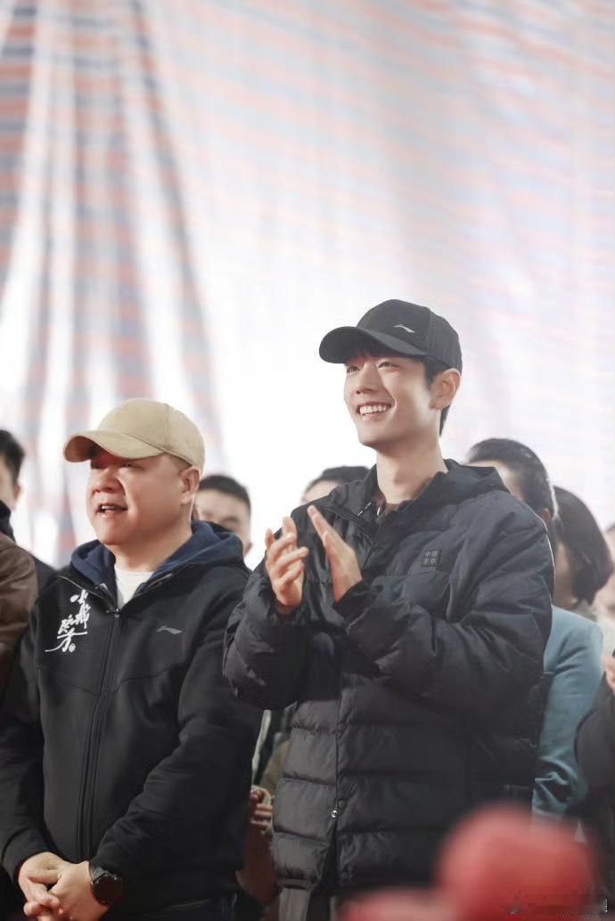 笑不活！肖战刚进组就被“塞”三个饼，第三个竟拿他当“微波炉”？谁懂啊！肖战