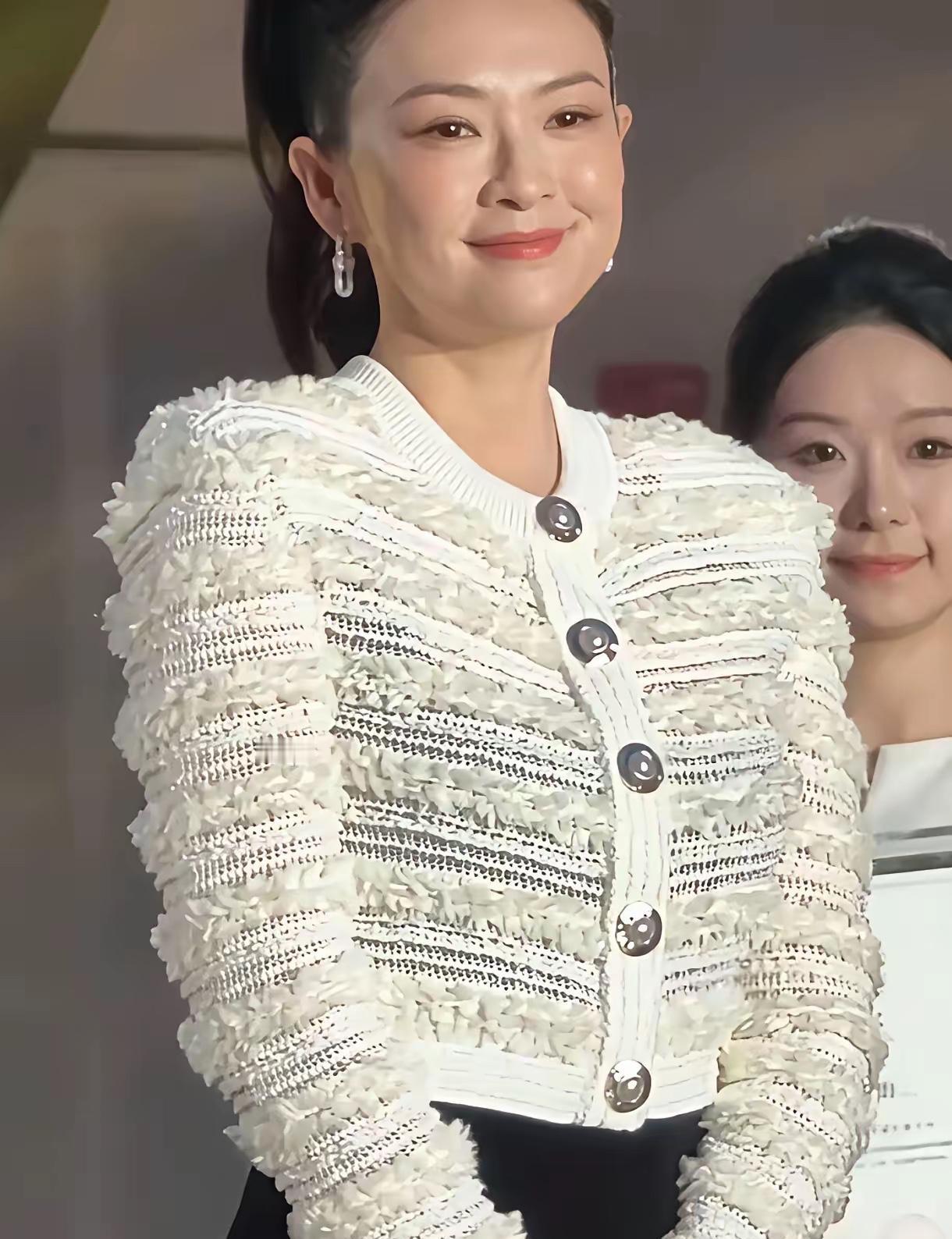 我当时愣了一下。刷到她的新照，手都停了。那张脸亮得怪怪的，不是丑，就是——被某种