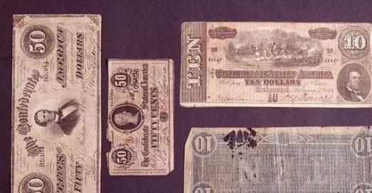 1940年，德国特工拎着一包“假英镑”，来到瑞士银行存钱，并暗示银行人员，这些钱