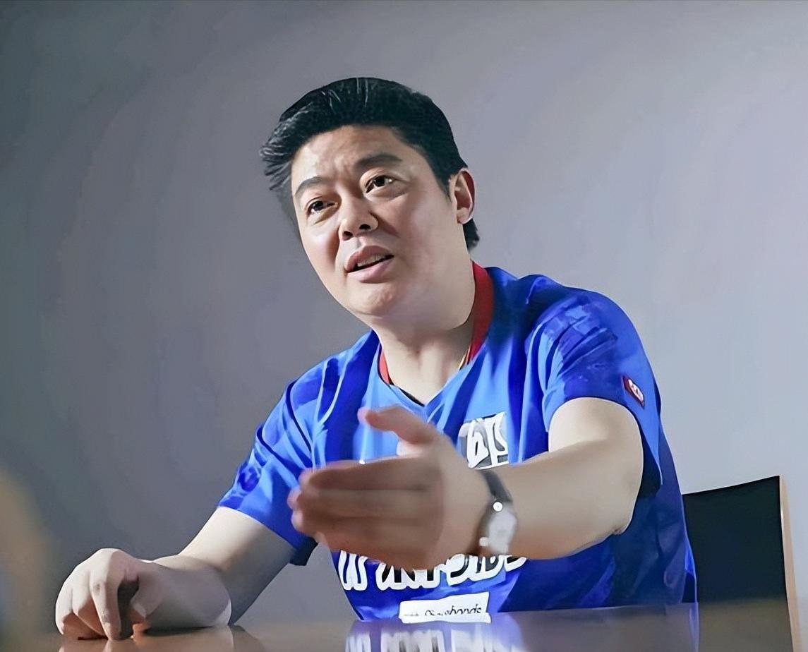他曾是乒乓球国手，却在德日两国执教20年，还把双胞胎儿子培养成国乒的劲敌。