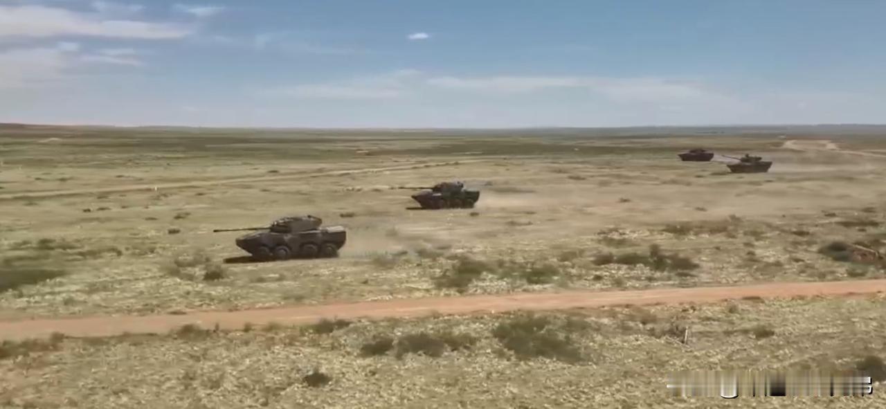 原来在我陆军中型轮式快反合成营中，担负火力先锋的“轮式坦克”排，也是编制4辆装备