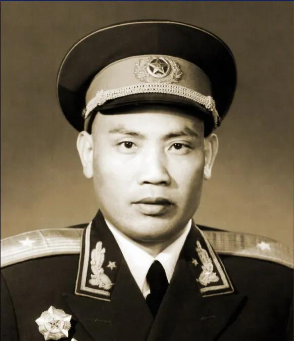 1945年，一支部队被数以万计的敌人包围，孤立无援的他们凭借着指挥员的机敏成功突