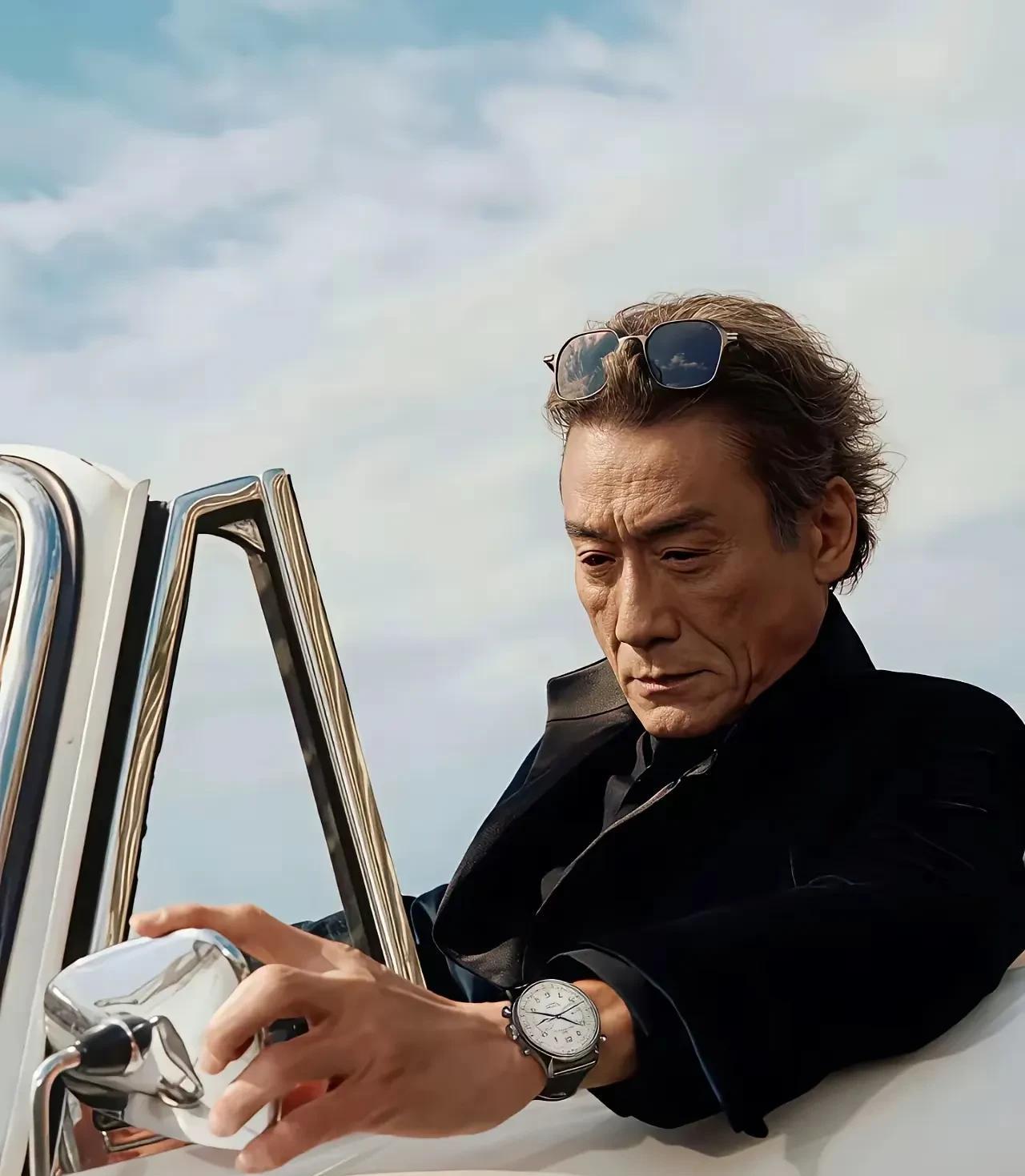 梁家辉才67岁，怎么老的都是皱纹，这杂志拍的也太现实了，至少磨磨皮。