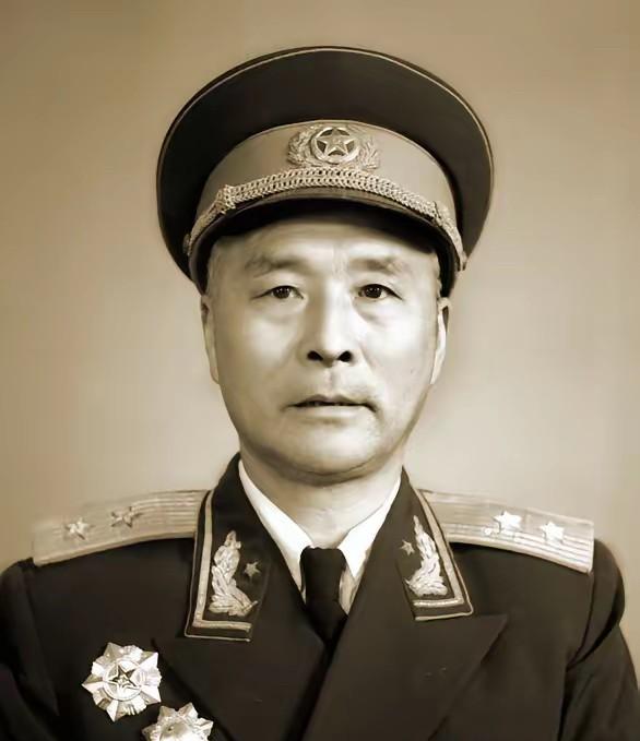 1936年，一位红军团长重伤不醒，被战友含泪用树枝杂草覆盖，以为壮烈牺牲。正当队