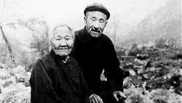 1950年，连长刘玉明结束军旅生涯，正准备转业离开部队，就在他途经过一汽车站时，