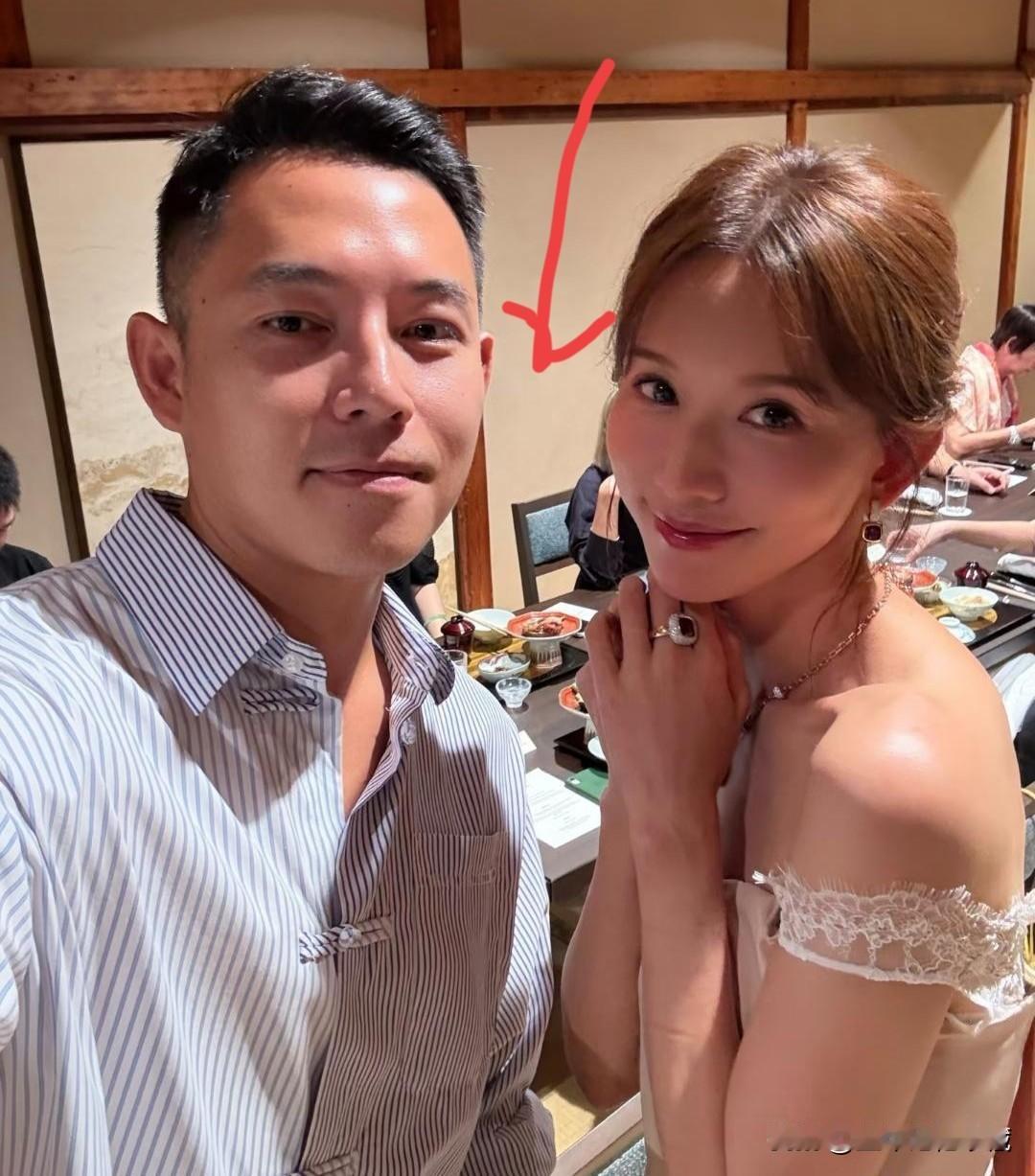 51岁的林志玲已经融入到日本人的生活，她在日本和朋友参加聚会，桌子上都是日式料理