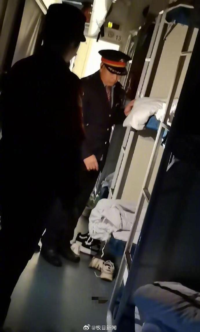 【：已处理完毕】11月23日凌晨，有网友发布视频称，自己在乘坐火车时，一名乘客在