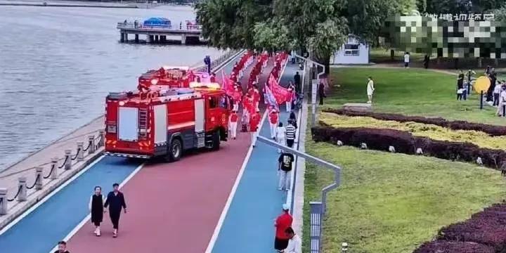 邻居的老公，自从加入了暴走团，两口子的关系，闹得鸡犬不宁！邻居两口子，50多岁