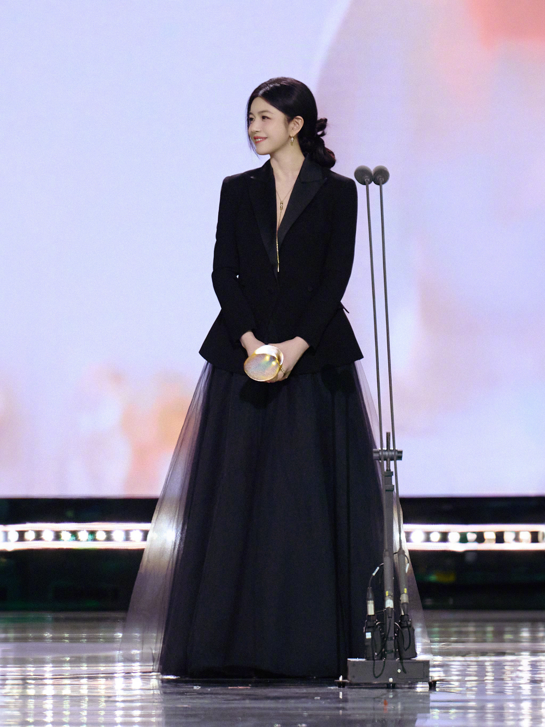 陈妍希晒星光大赏合照姐穿黑色就很优雅呀。