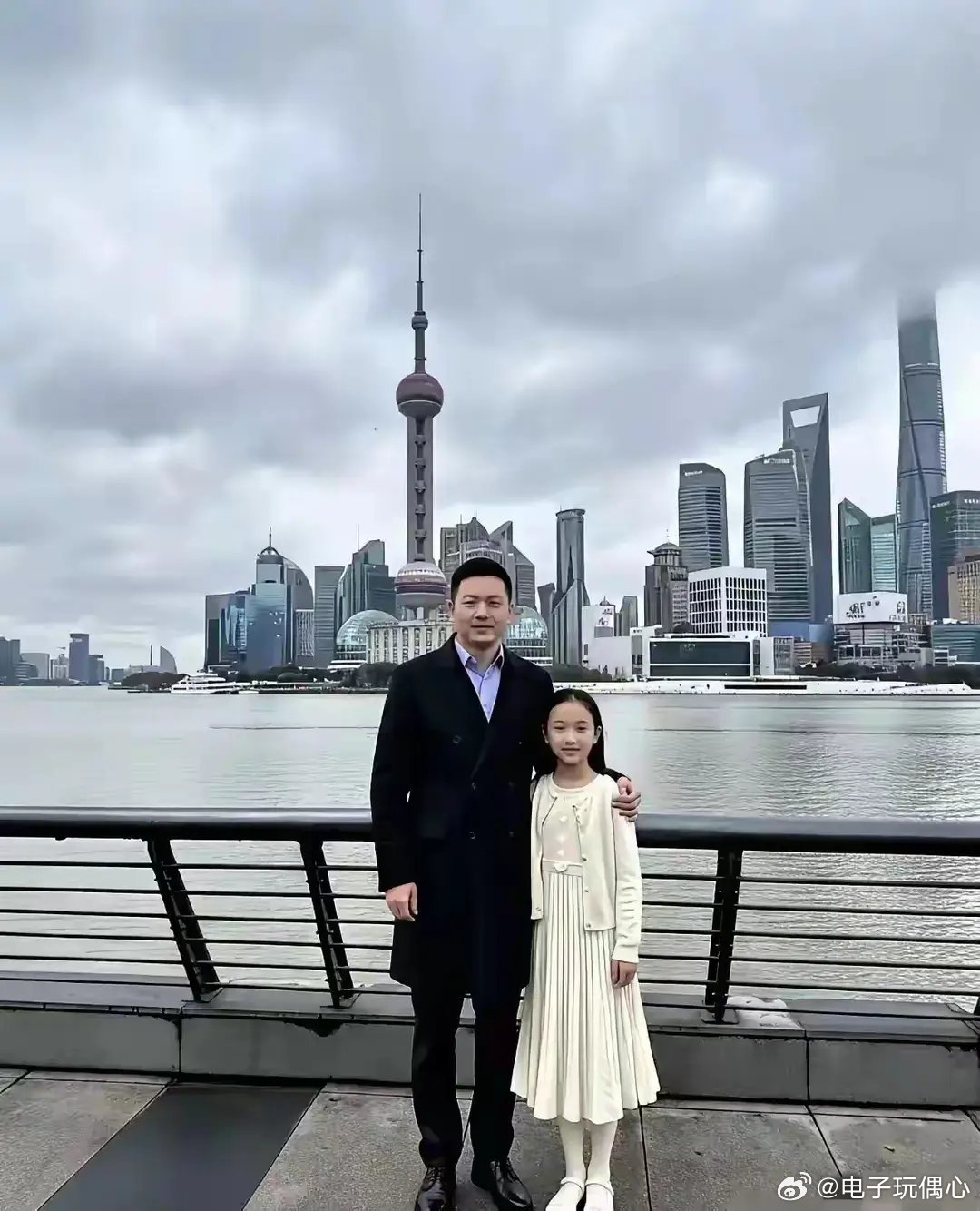 人的气质是装不出来的，这对父女，一看就是富贵人家