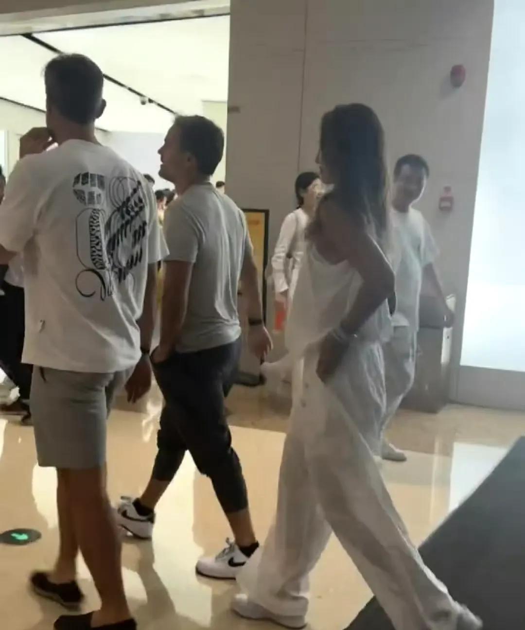 郑钦文出来炸街了，没有保镖，没有前呼后拥，只有团队中聊聊几人。虽然出行非常低调