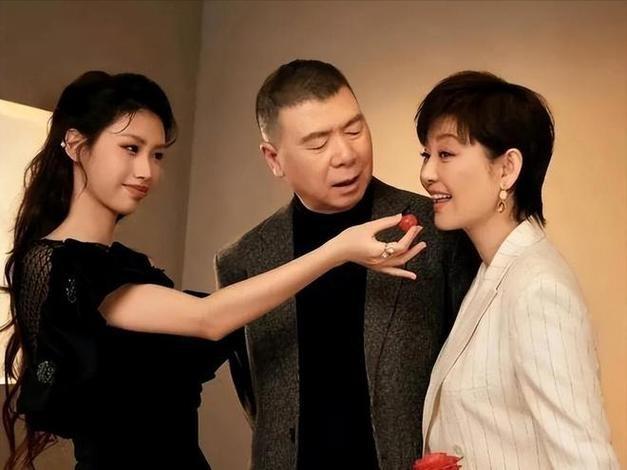 2009年，冯小刚带着大长腿的沈星回自己的公寓，一直待到第二天早上才悄悄地离开，