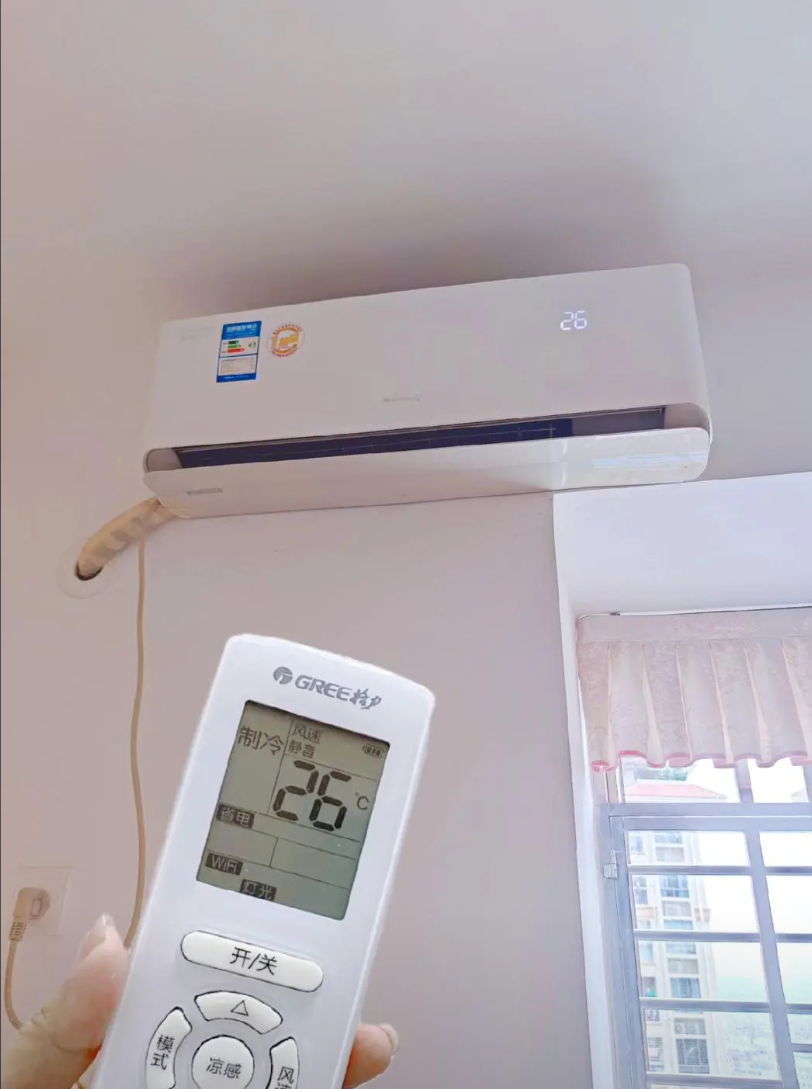 某户人家空调整个夏天没停过，温度设定在26度。之前听信“频繁开关更省电”的说法，